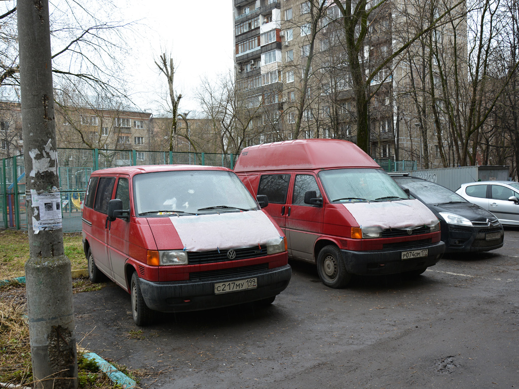Микроавтобусы Volkswagen Caravelle #С 217 МУ 199 и #Р 074 ОМ 177. Москва, улица Зои и Александра Космодемьянских  