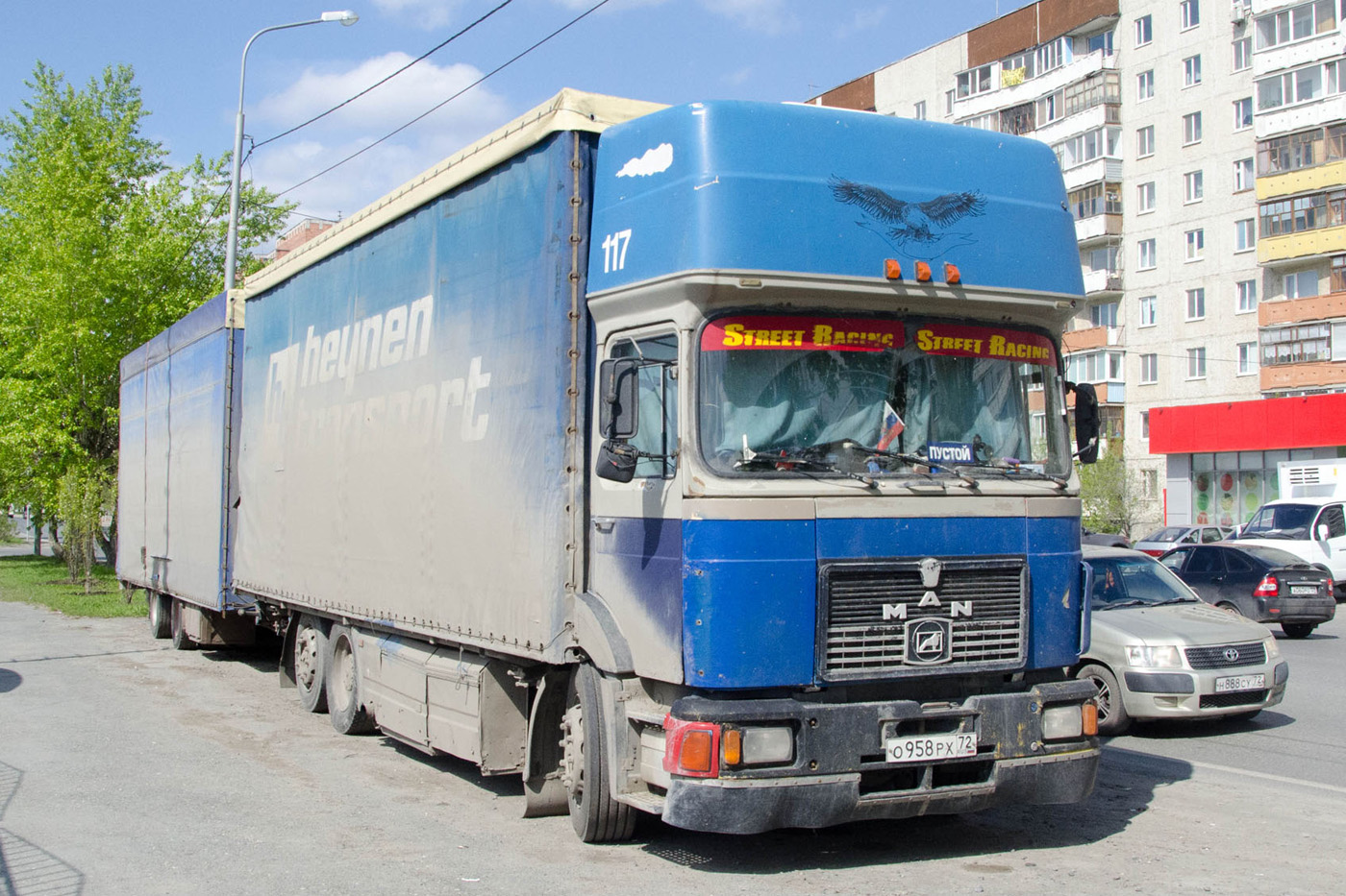 Бортовой грузовой автомобиль MAN #О 958 РХ 72 с прицепом . Тюмень, улица Николая Чаплина 