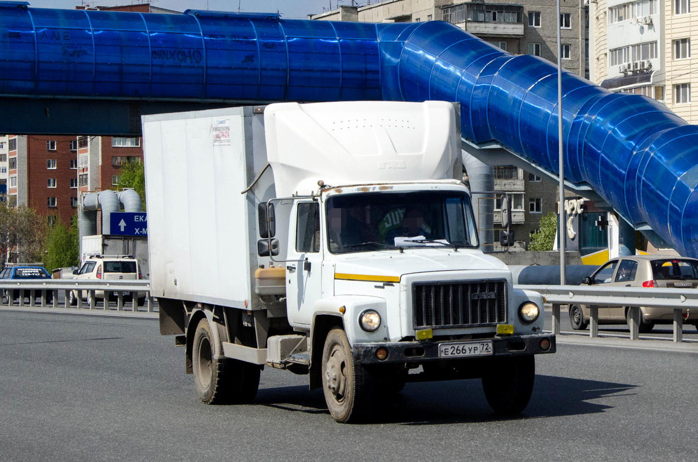Фургон на шасси ГАЗ-3309 #Е 266 УР 72 . Тюмень, улица Федюнинского