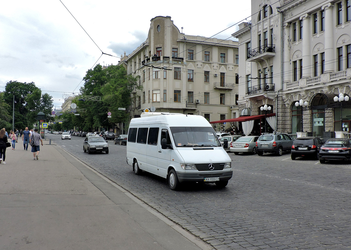  Микроавтобус Mercedes-Benz Sprinter 212D #АХ 1320 CI. Харьковская область, г. Харьков, Сумская улица