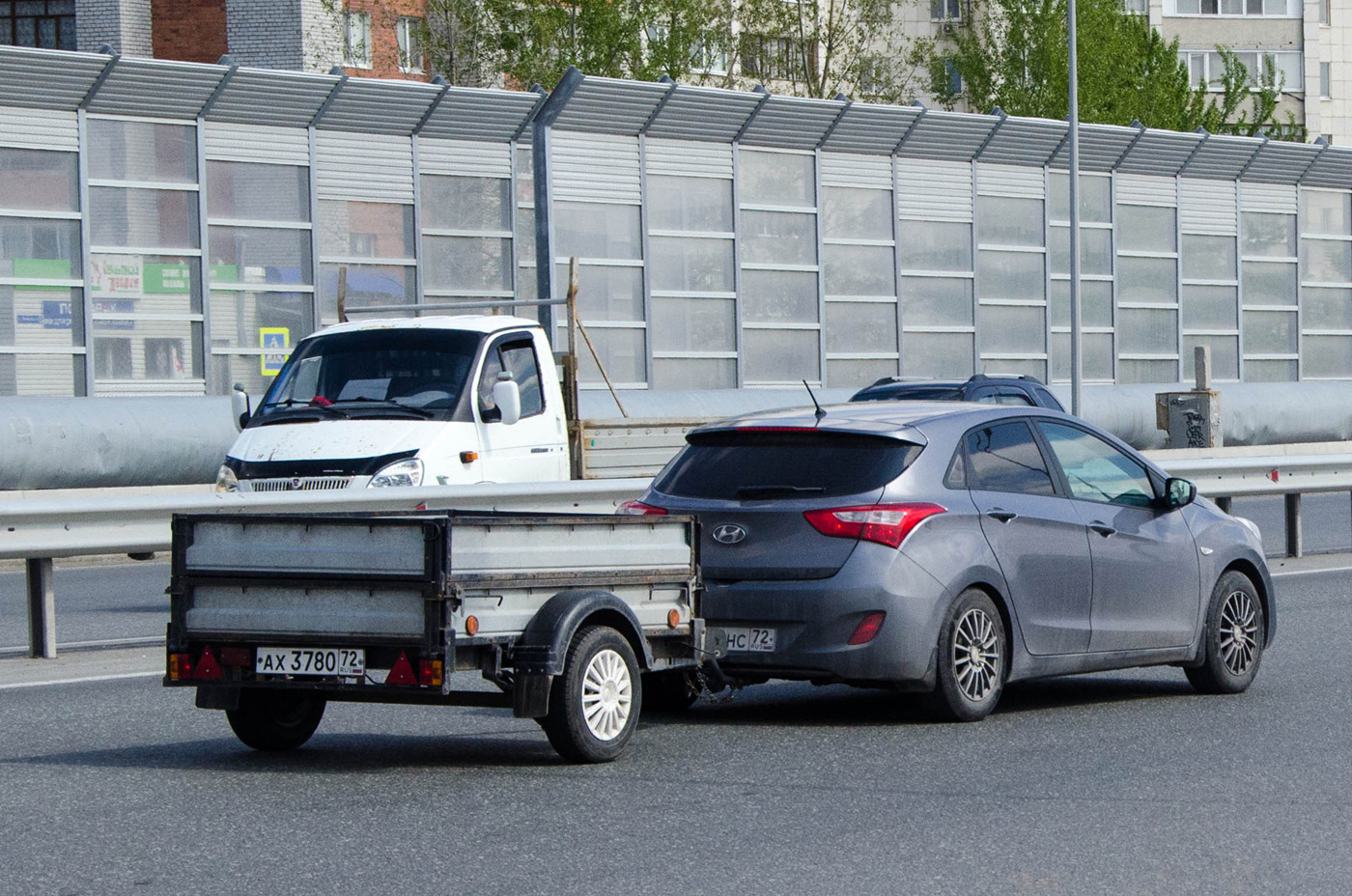 Прицеп КМЗ-821303 #АХ 3780 72 в составе автопоезда . Тюмень, улица Федюнинского