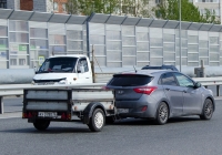 Прицеп КМЗ-821303 #АХ 3780 72 в составе автопоезда . Тюмень, улица Федюнинского