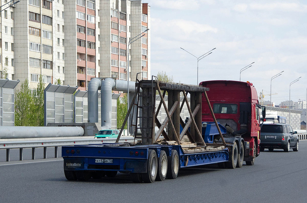 Седельный тягач CNHTC Howo ZZ4257 #М 431 УС 72 с полуприцепом для перевозки спецтехники #АТ 5346 72. Тюмень, улица Федюнинского
