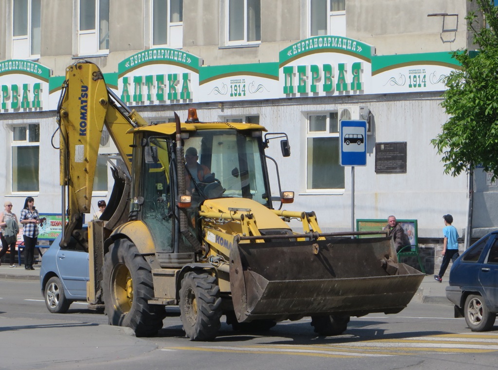 Экскаватор-погрузчик Komatsu. Курган, улица Куйбышева 