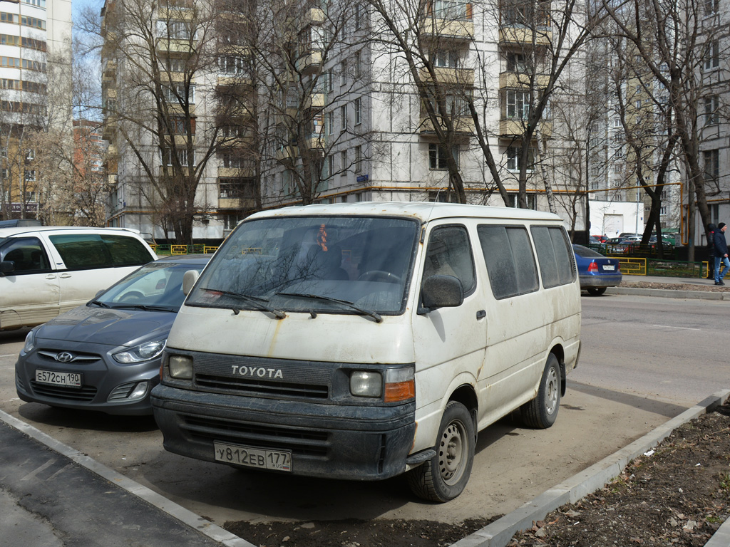 Пассажирский микроавтобус TOYOTA #У 812 ЕВ 177. Москва, Бескудниковский бульвар 