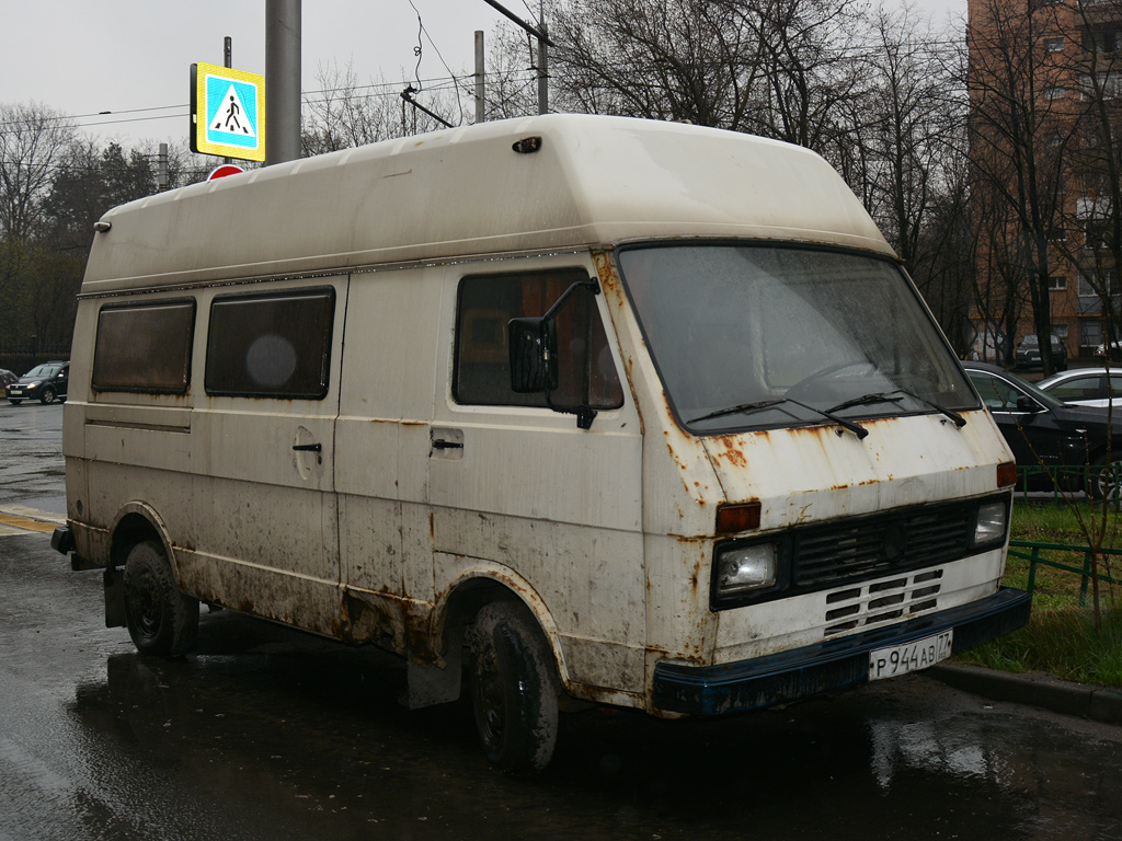 Микроавтобус Volkswagen LT28 #Р 944 АВ 77. Москва, Песчаная улица  