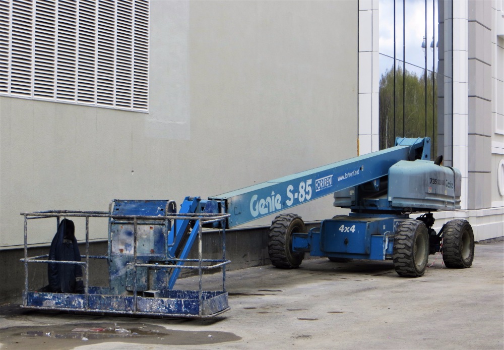 Автоподъёмник Genie S-85. Екатеринбург, улица 8-марта