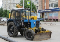 Трактор МТЗ-82.1 с бульдозерным ножом.  Курган, улица Куйбышева 