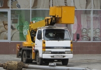 Автоподъёмник на шасси Isuzu ELF #T 472 BA 96. Курган, улица Ленина