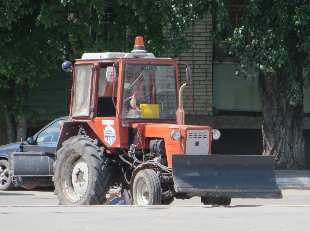 Коммунальная машина на базе трактора Т-30-70 "Владимирец". Курган, улица Томина