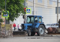 Трактор МТЗ-80 "Беларусь" с бульдозерным ножом. Курган, улица Куйбышева 