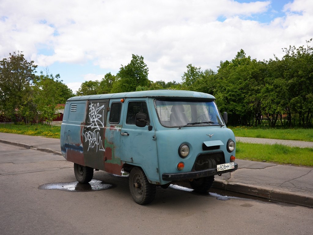 Грузопассажирский фургон УАЗ-3909 #У 828 ММ 750. Москва, Коптевский бульвар 