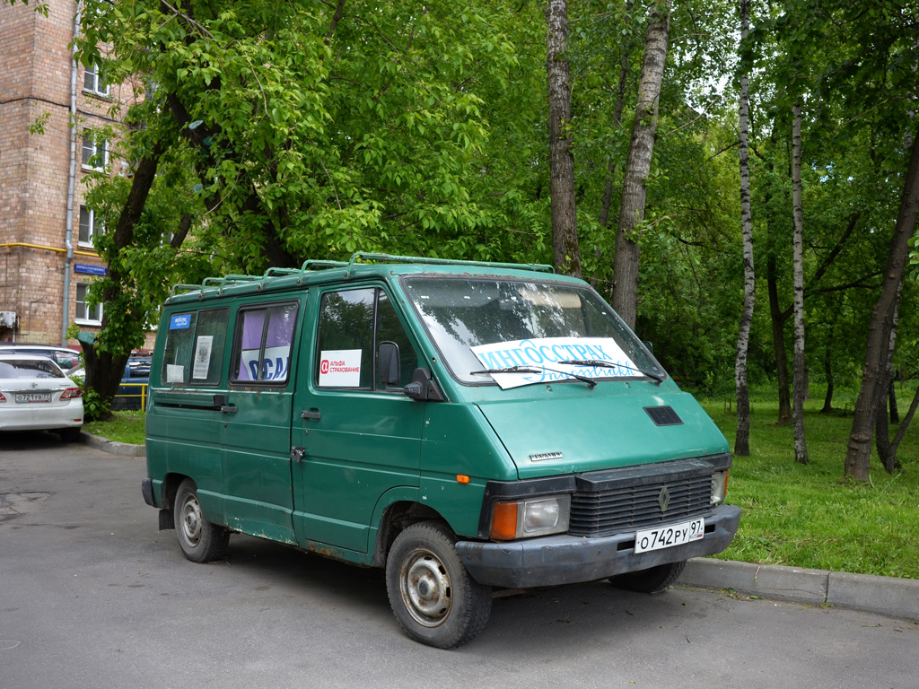 Микроавтобус Renault Trafic #О 742 РУ 97. Москва, улица Бориса Галушкина 
