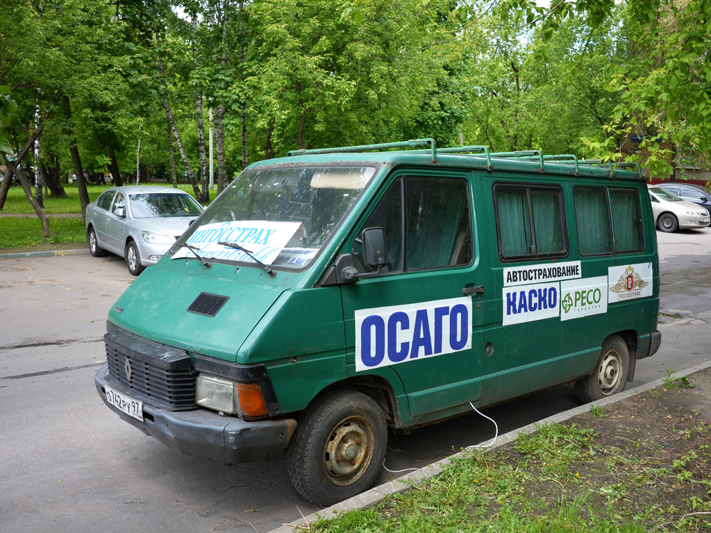 Микроавтобус Renault Trafic #О 742 РУ 97. Москва, улица Бориса Галушкина 