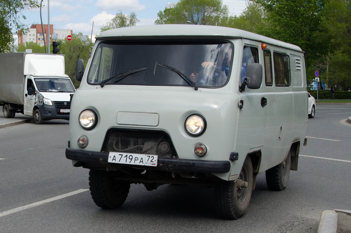 Грузопассажирский фургон УАЗ-3909 #А 719 РА 72 . Тюмень, улица 50 лет Октября