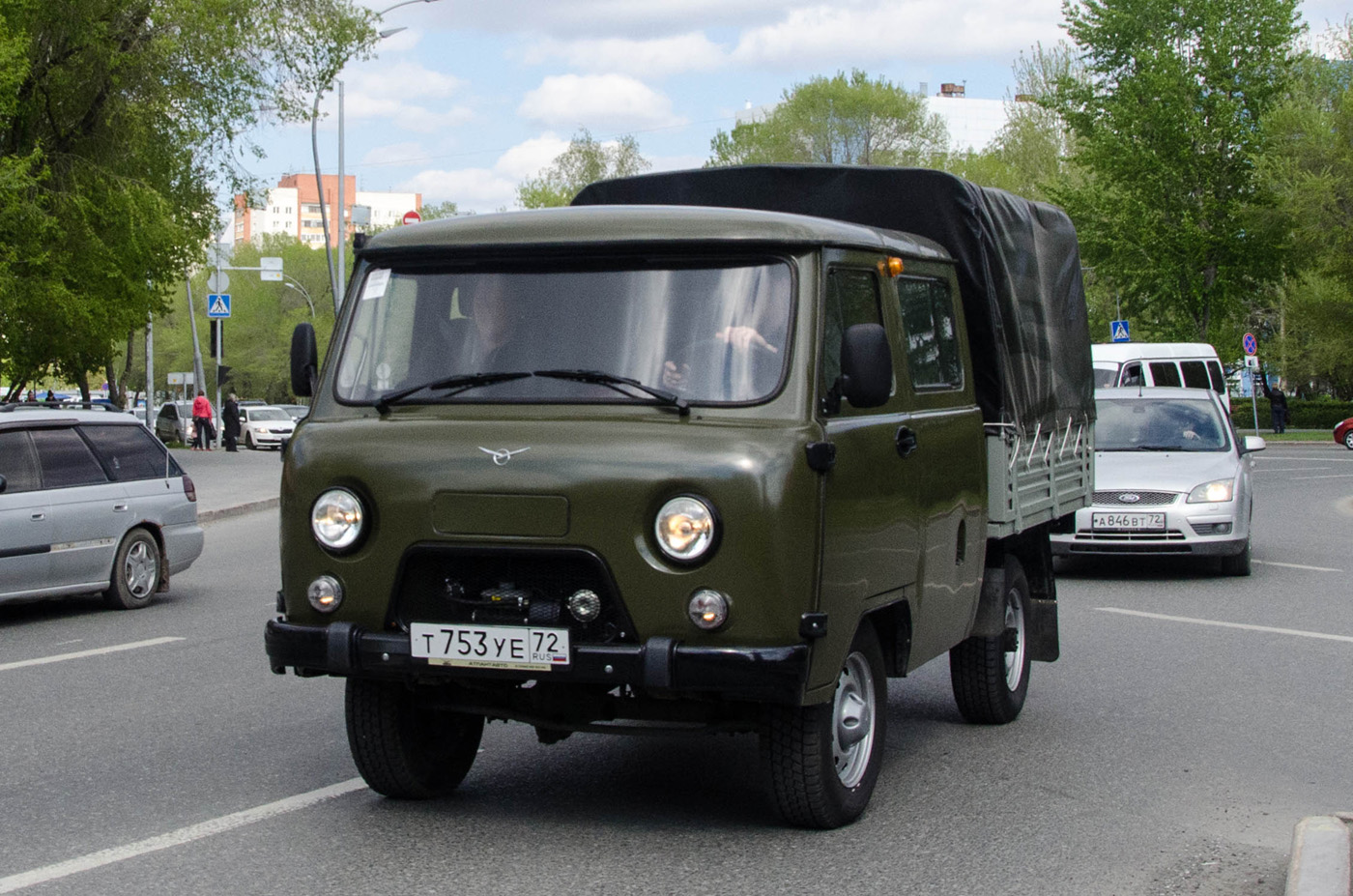 Грузовой бортовой автомобиль УАЗ-39094 #Т 753 УЕ 72 . Тюмень, улица 50 лет Октября