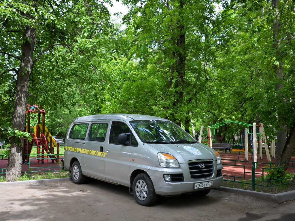 Микроавтобус Hyundai H1 #Х 036 ТК 177. Москва, Большая Академическая улица 