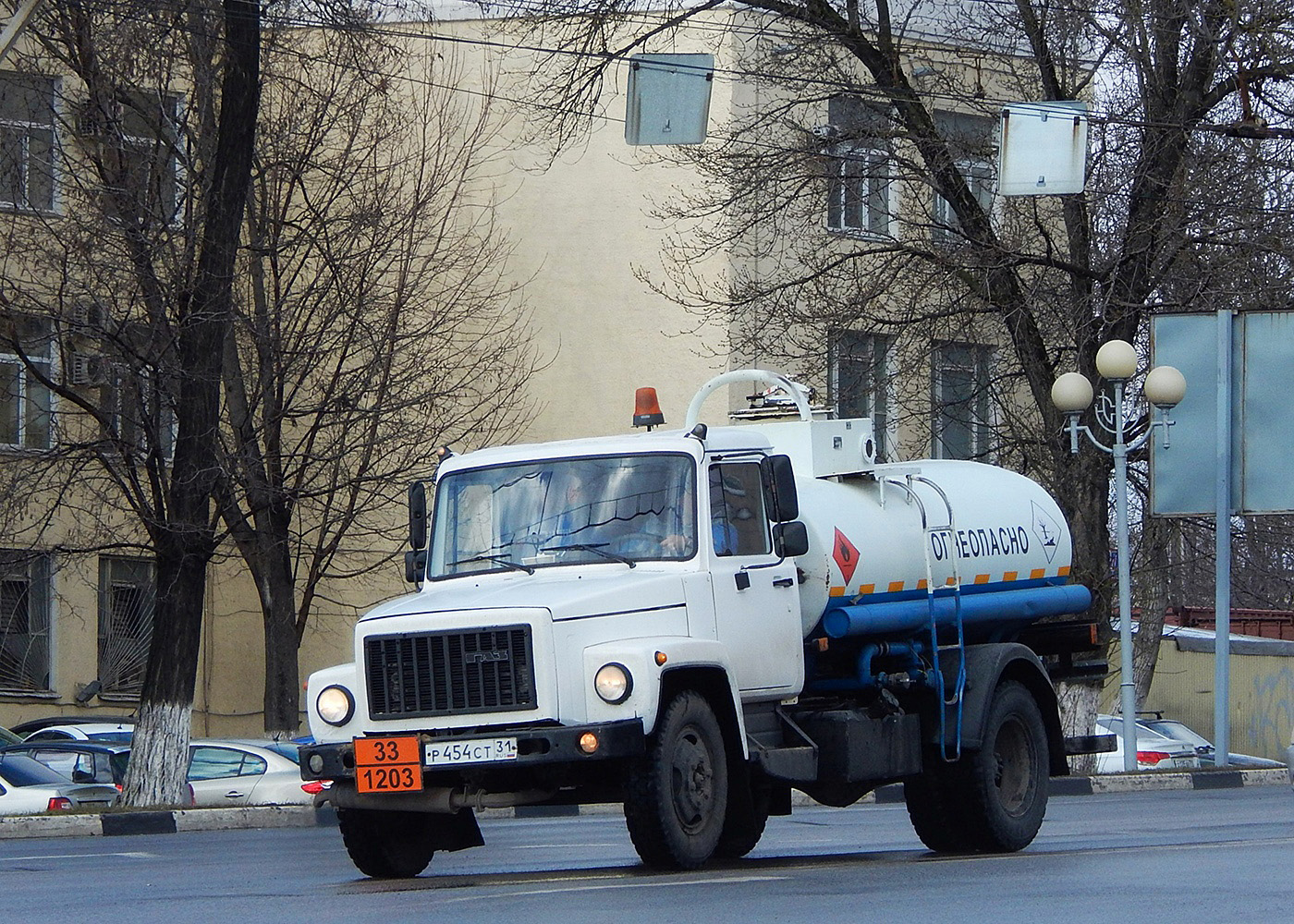Автотопливозаправщик АТЗ-36135-011 на шасси ГАЗ-3309 # Р 454 СТ 31. г. Белгород, пр. Богдана Хмельницкого