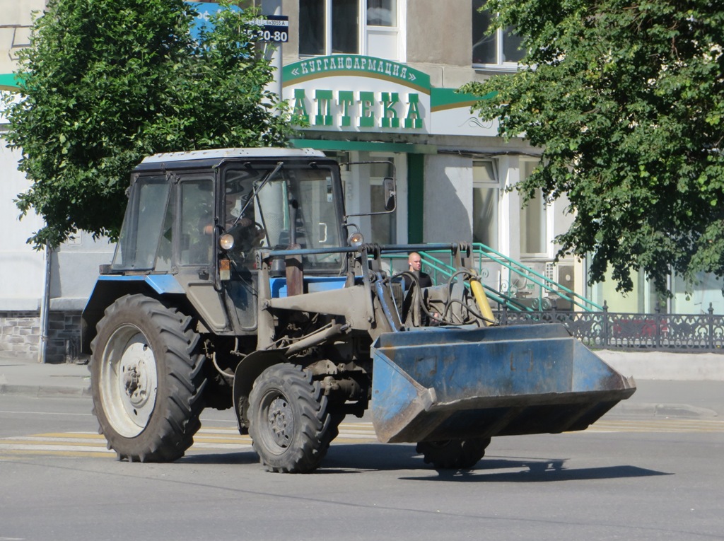 Коммунальная машина с навесным оборудованием на базе трактора МТЗ-82.1. Курган, улица Куйбышева