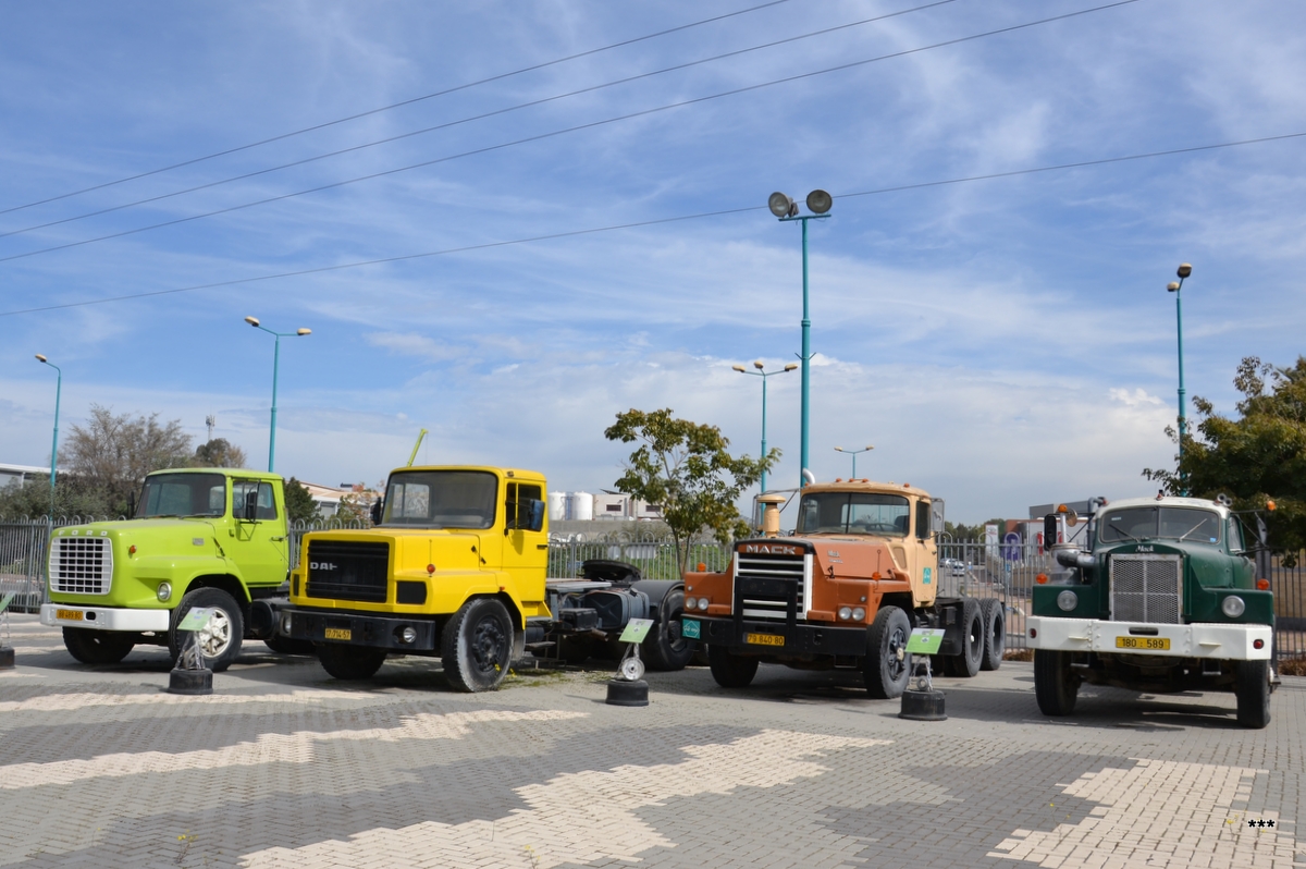 Седельные тягачи Ford, DAF и Mack.  Израиль, Рамла, музей грузового транспорта 