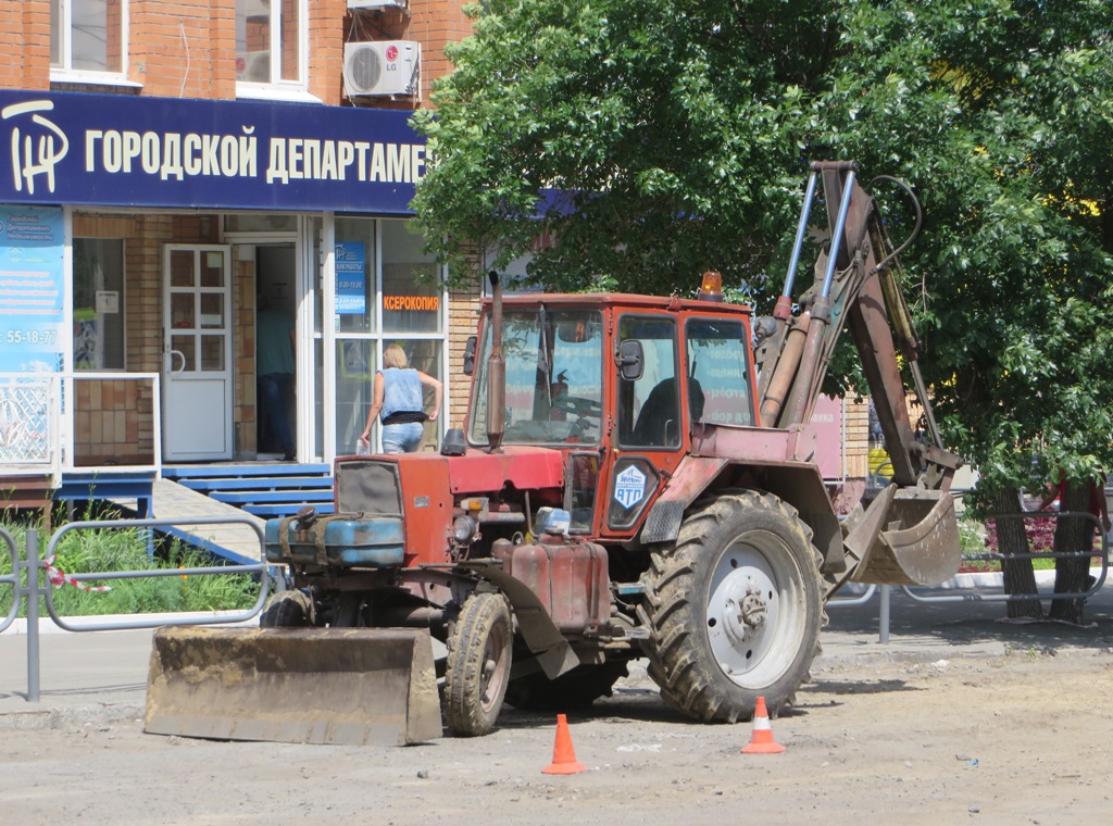 Экскаватор-бульдозер на базе трактора ЮМЗ-6. Курган, улица Куйбышева 