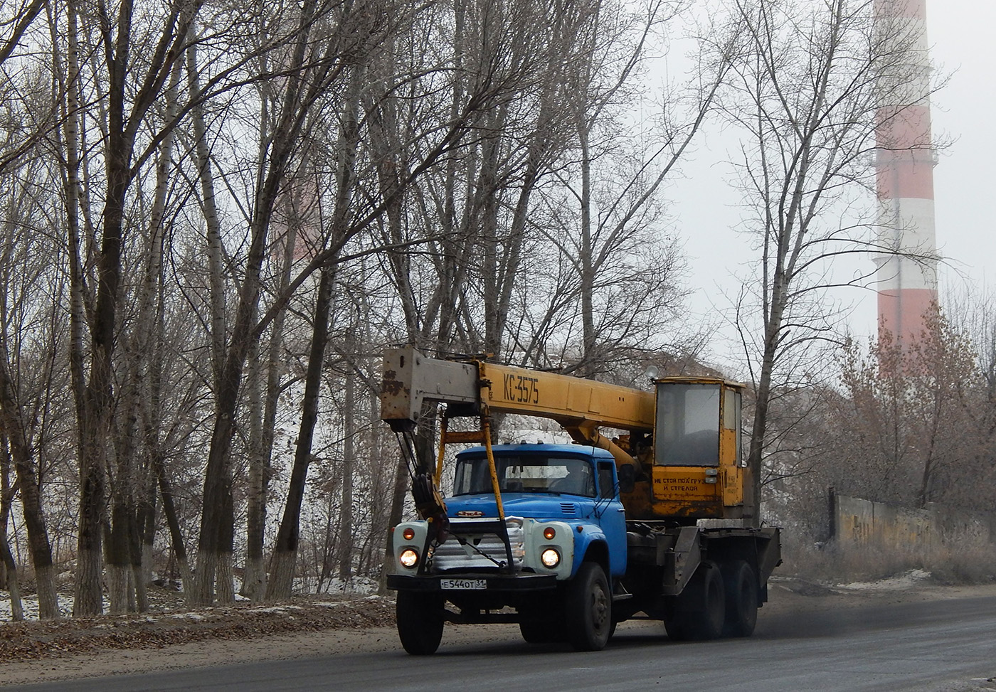 Автокран КС-3575А  на шасси ЗиЛ-133ГЯ # Е 544 ОТ 31. Белгородская область, г. Старый Оскол, 1-й проезд Цемзаводской площадки