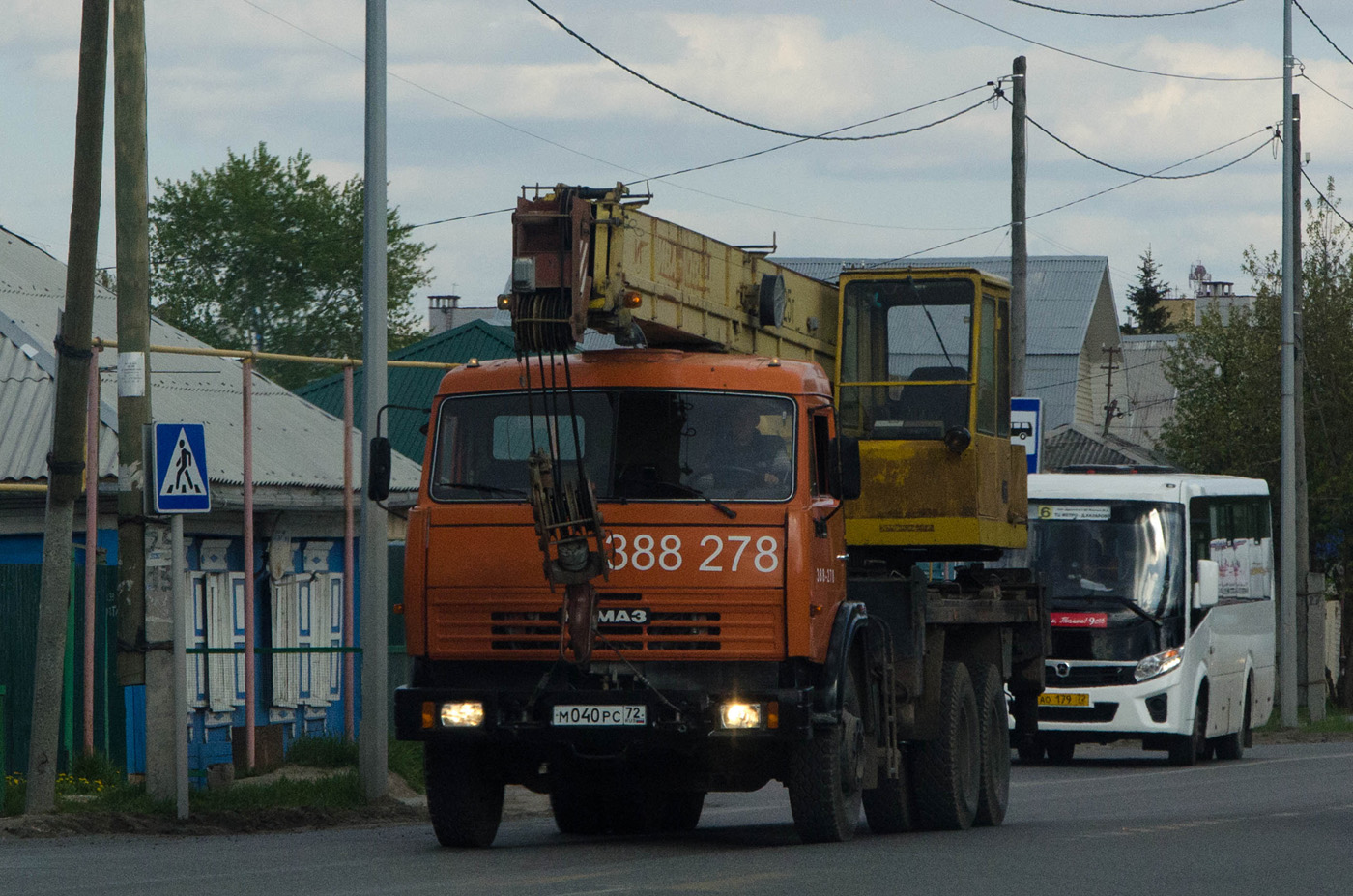 Автокран КС-45717К-1 на шасси КамАЗ-53215 #М 040 РС 72 . Тюмень, улица Тимуровцев 
