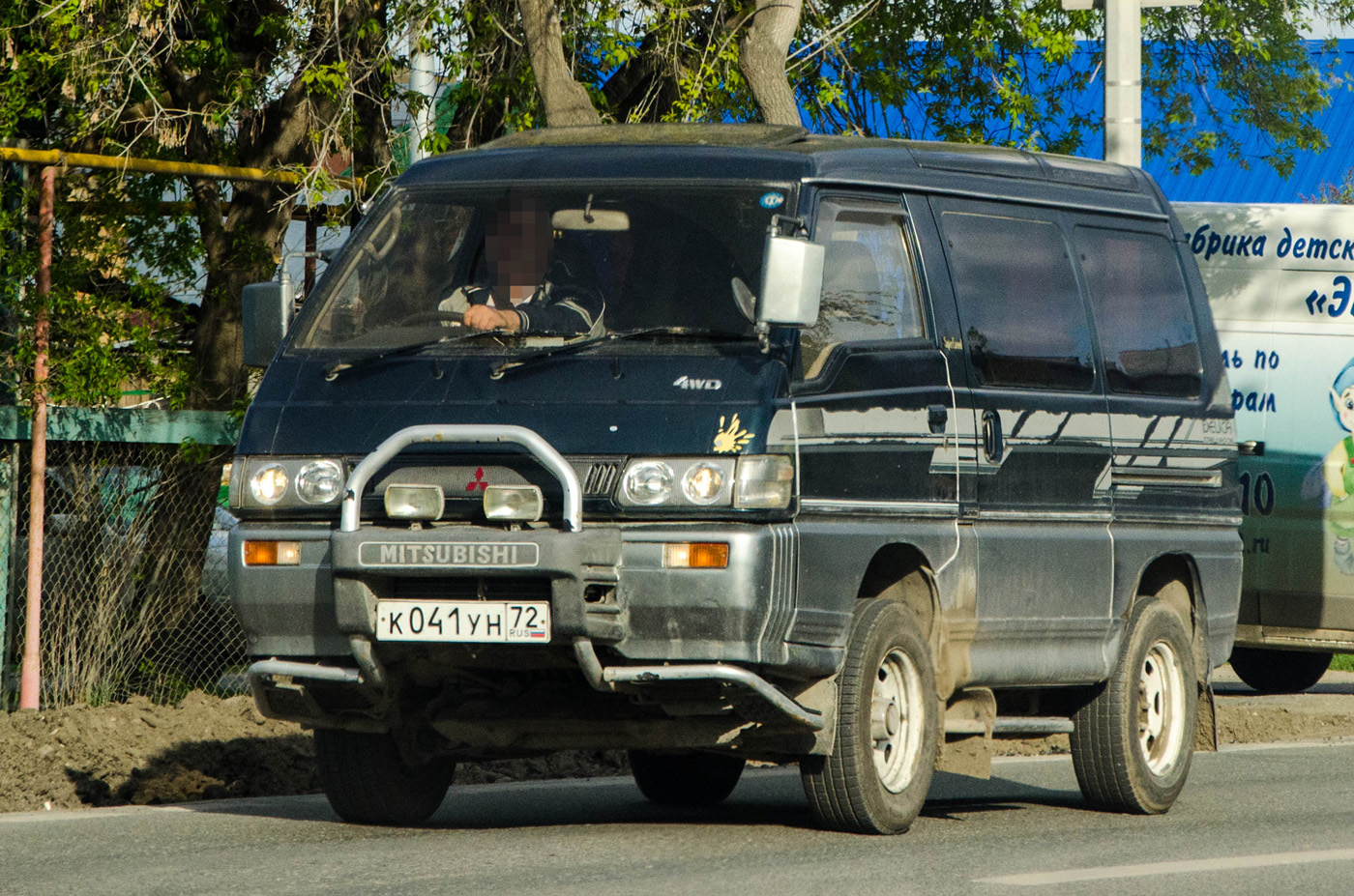 Микроавтобус Mitsubushi Delica #К 041 УН 72 . Тюмень, улица Тимуровцев 