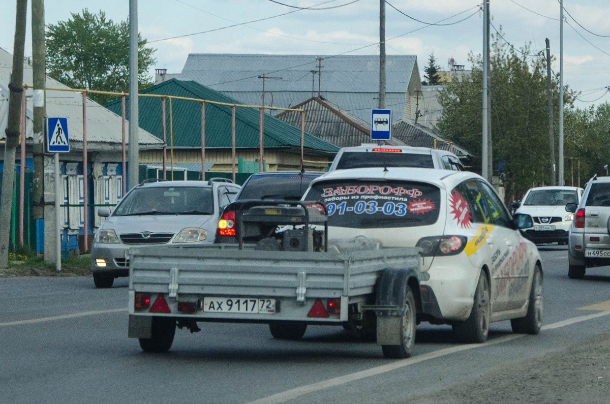 Прицеп КМЗ-8213 #АХ 9117 72 в составе автопоезда . Тюмень, улица Тимуровцев 