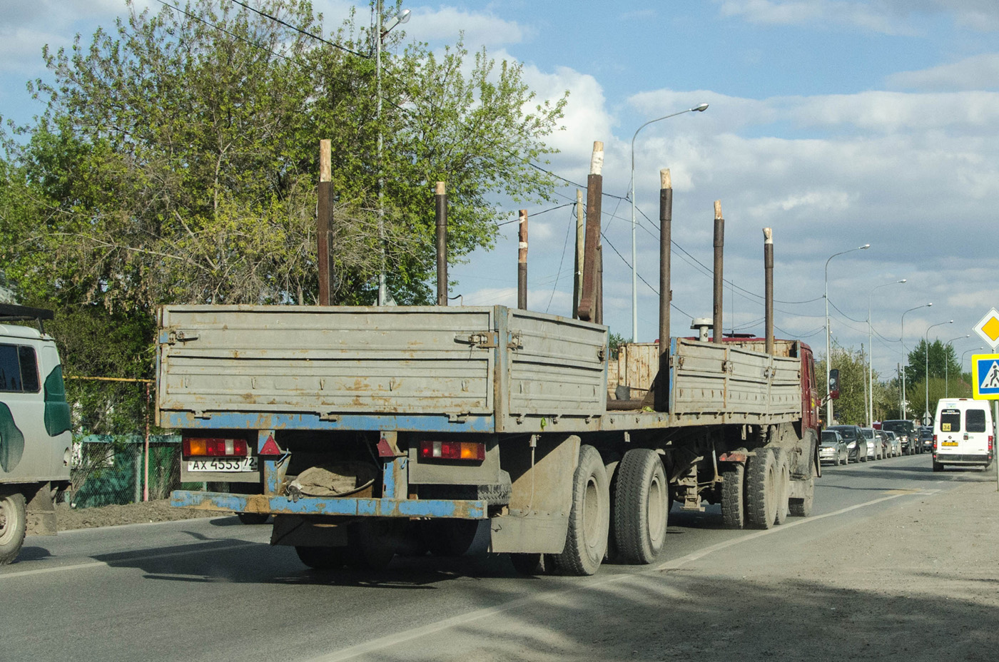 Полуприцеп МТМ-933004 #АХ 4553 72 в составе автопоезда с тягачом КамАЗ-5410. Тюмень, улица Тимуровцев 