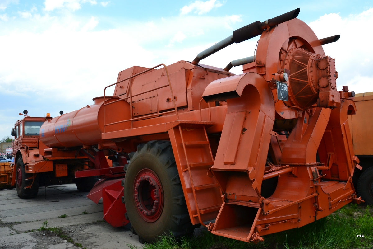 Аэродромный уборочный автомобиль ДЭ-235. Украина, Киев, Государственный музей авиации