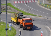 Самосвал МАЗ-5316 с уборочной машиной. Украина, Киев, улица Андрея Малышко