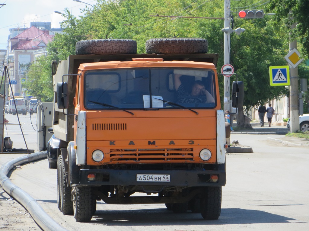 Самосвал КамАЗ-55111 #A 504 BH 45.  Курган, улица Куйбышева 