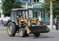 Погрузчик на базе трактора МТЗ-82.1. Курган, улица Куйбышева