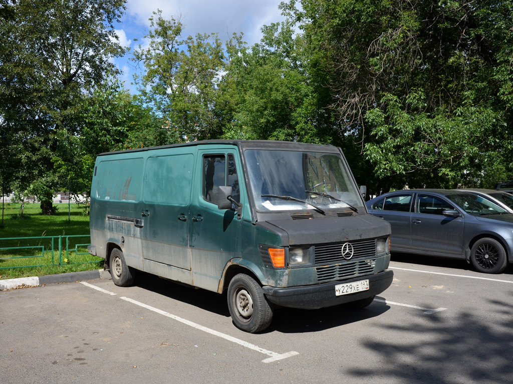 Цельнометаллический фургон Mercedes-Benz #У 229 ХЕ 197 . Москва, улица Космонавта Волкова