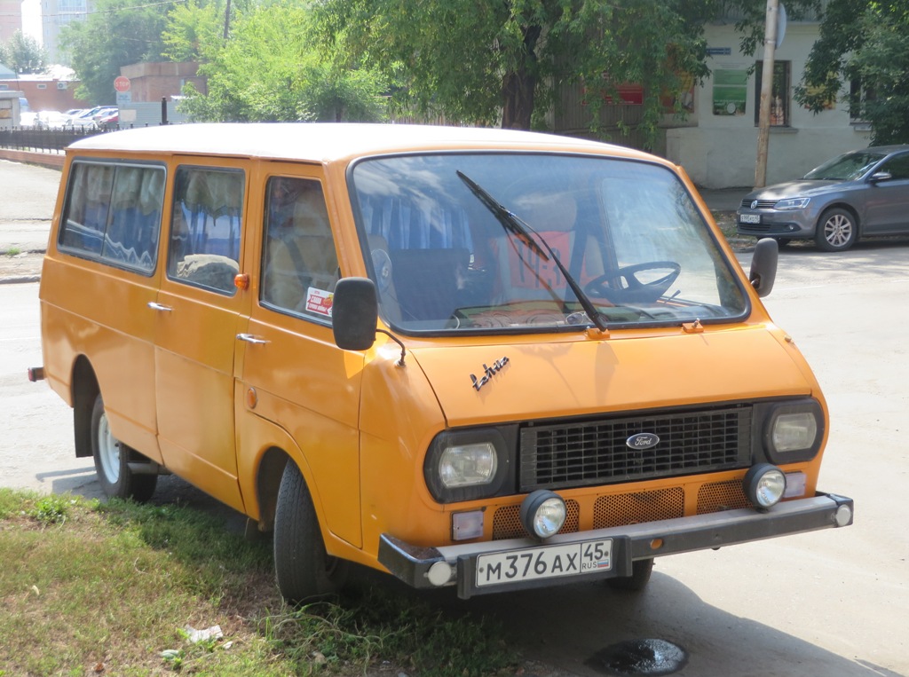 Микроавтобус РАФ-2203-01 "Латвия" #М 376 АХ 45.  Курган, Советская улица