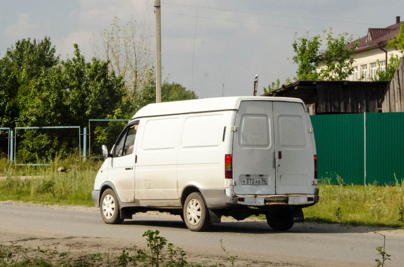 Цельнометаллический фургон ГАЗ-2752 "Соболь" #У 372 АВ 96 . Свердловская область, Луговской, Тугулымская улица