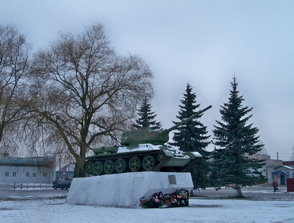 Танк Т-34-85 на постаменте. Брянская область, г.п.Клетня