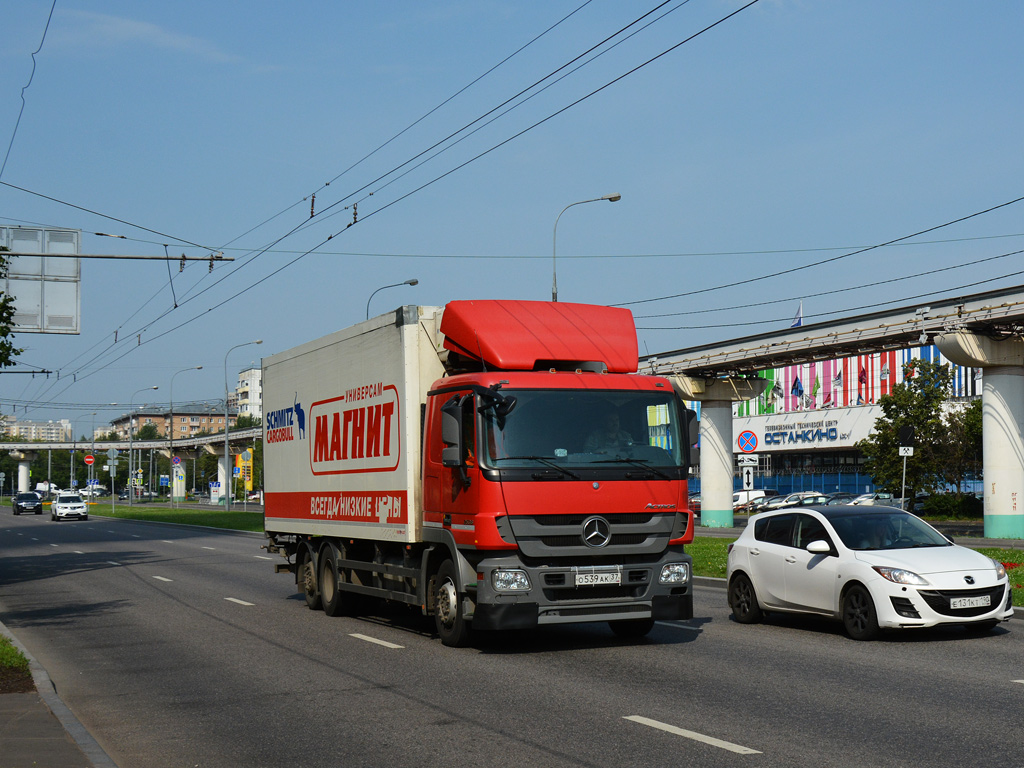 Фургон Mercedes-Benz Actros #О 539 АК 37. Москва, улица Академика Королёва