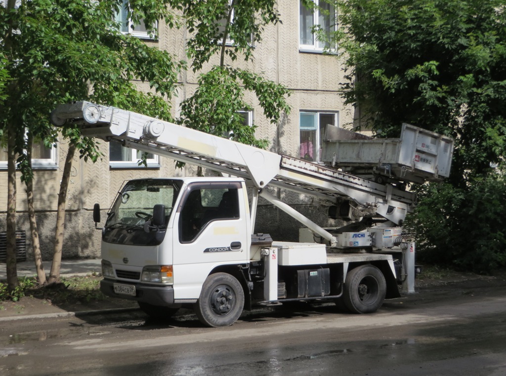 Автоподъёмник на шасси Nissan Diesel Condor #B 084 CB 28.  Курган, улица Максима Горького