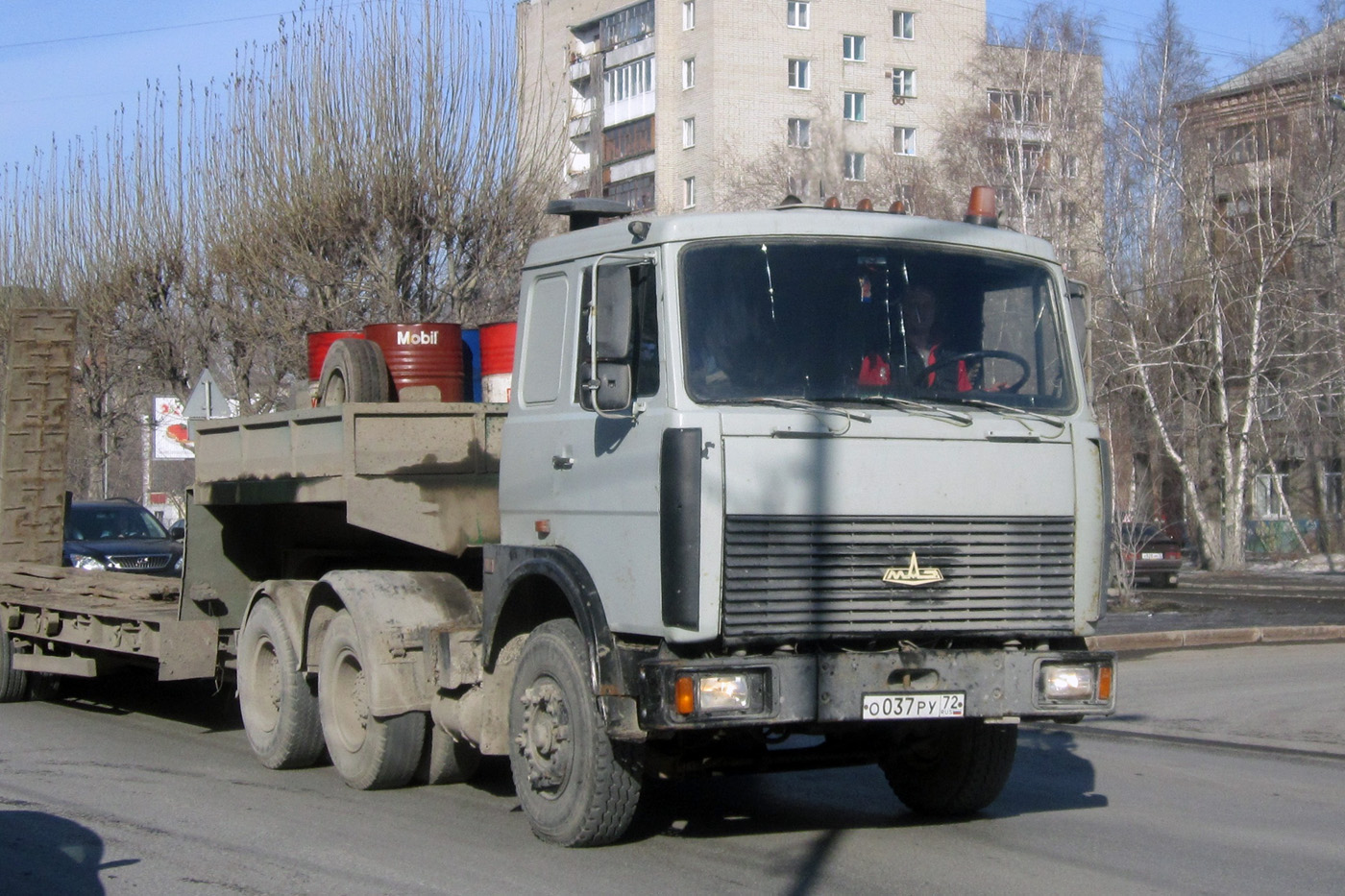 Седельный тягач МАЗ-6422 #О 037 РУ 72 в составе автопоезда . Тюмень, улица 50 лет Октября
