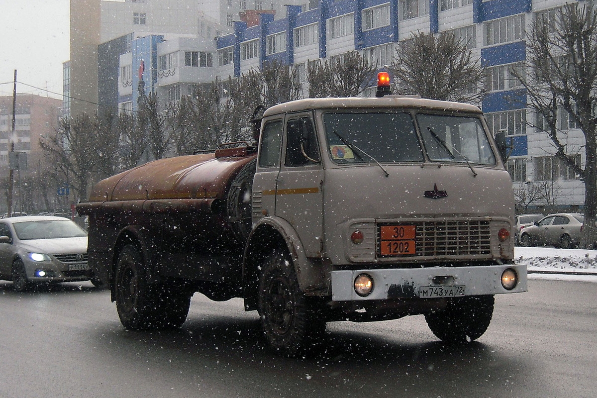 Топливозаправщик на шасси МАЗ-5334 #М 743 УА 72 . Тюмень, улица 50 лет Октября