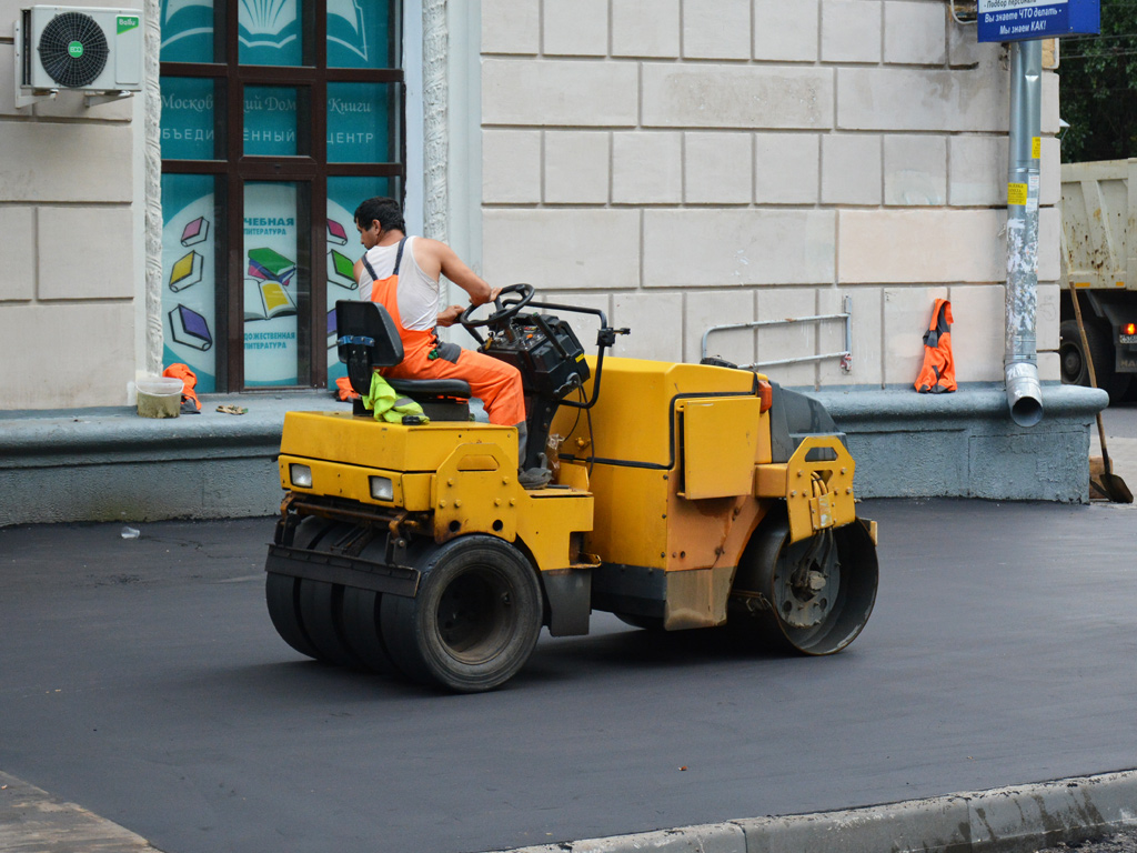 Дорожный каток в процессе работы . Москва, 1-й Новоподмосковный переулок 