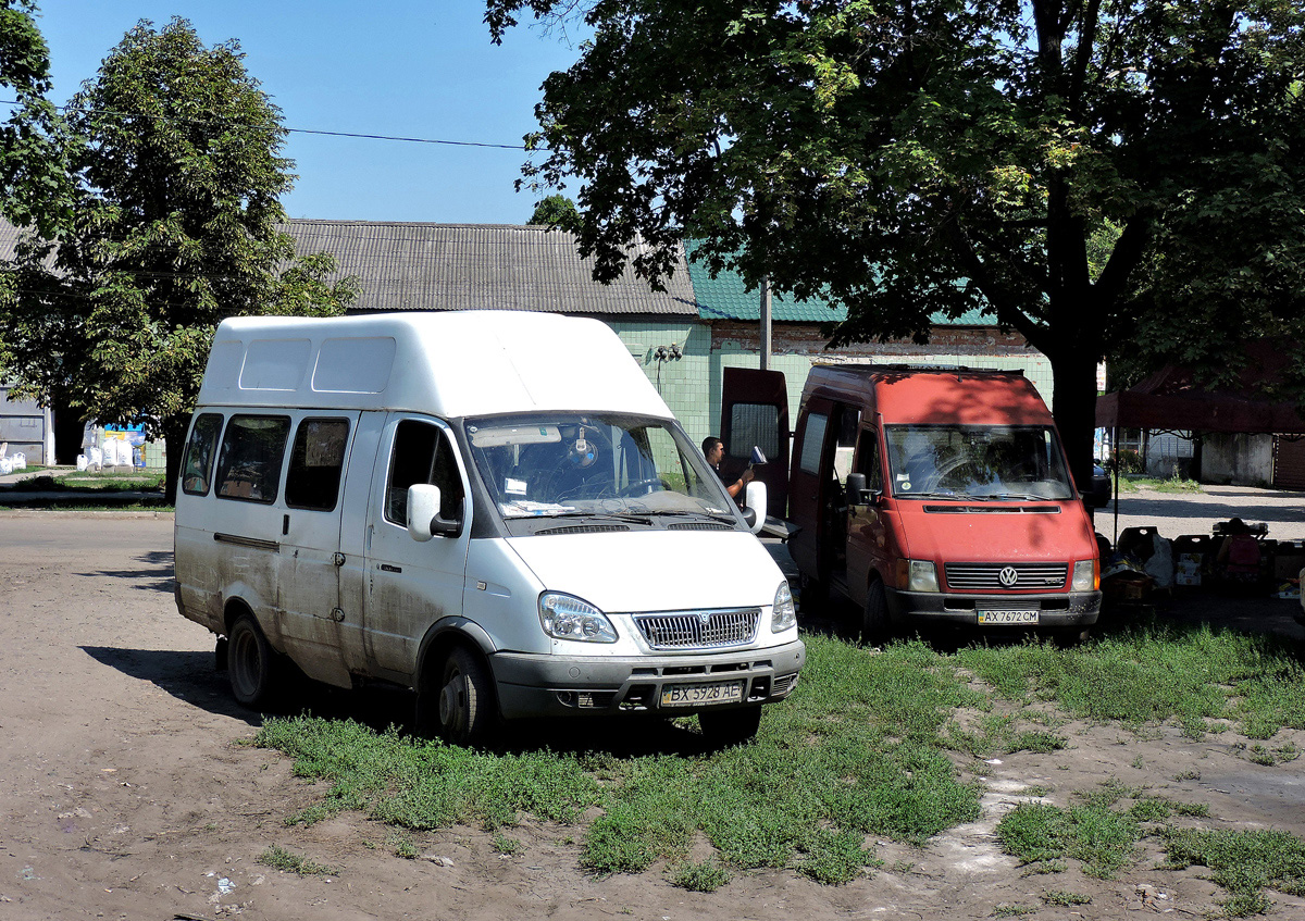 Микроавтобусы ГАЗ-32213 "Газель" #ВХ 5928 АЕ и Volkswagen LT-35 #АХ 7672 СМ. Харьковская область, г. Сановщина, Южновокзальная улица