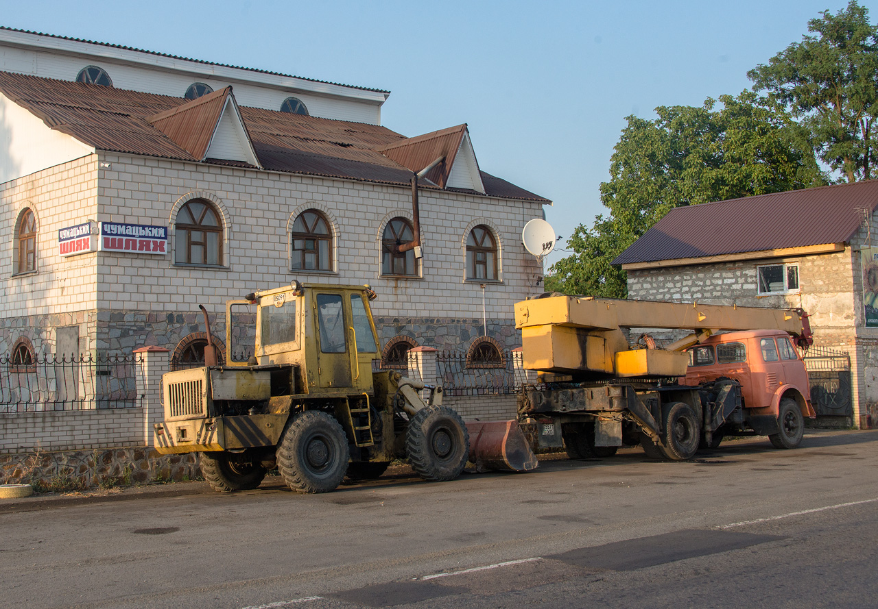 Погрузчик ПК-27 и автокран МКАС-10 на шасси МАЗ-5334. Кировоградская область, с. Хащеватое