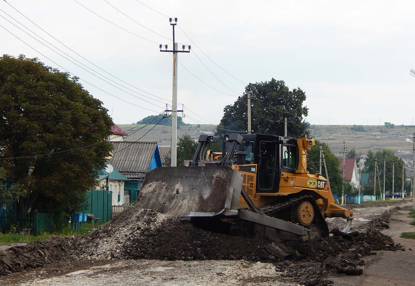 Бульдозер Caterpilar D6R. Белгородская область, г. Алексеевка, ул. Чапаева