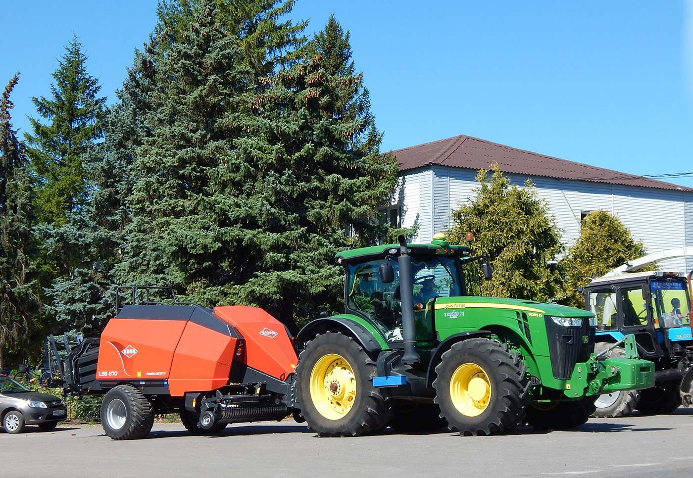 Трактор John Deere с тюковым пресс-подборщиком KUHN LSB 870. Белгородская область, Ровеньский район, с. Новоалександровка