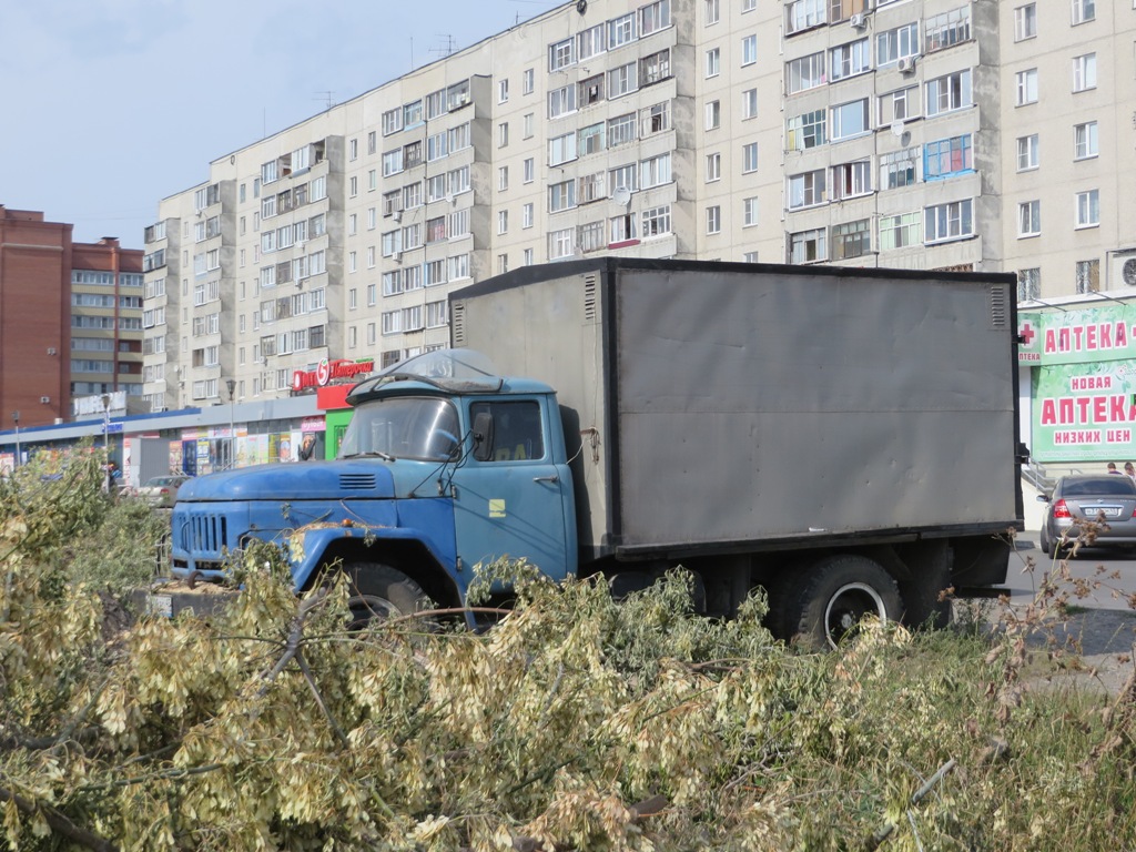 Фургон на шасси ЗиЛ-431412 #К 208 ВО 45 . Курган, улица Бурова-Петрова