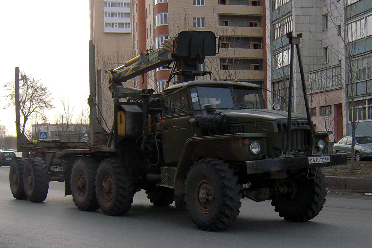 Лесовоз на базе Урал-4420 #О 630 ТЕ 66 с прицепом-роспуском. Тюмень, Пролетарская улица
