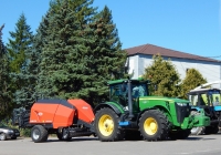 Трактор John Deere с тюковым пресс-подборщиком KUHN LSB 870. Белгородская область, Ровеньский район, с. Новоалександровка